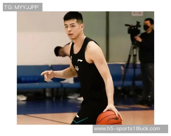 翟晓川与赵睿方硕共赏王楚钦比赛现场气氛热烈嗓音嘶哑尽显激情